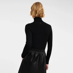 Taillierter Pullover Mit Hohem Kragen