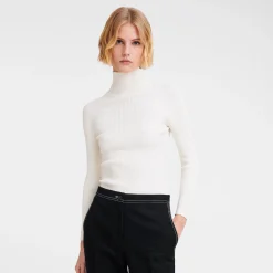Taillierter Pullover Mit Hohem Kragen